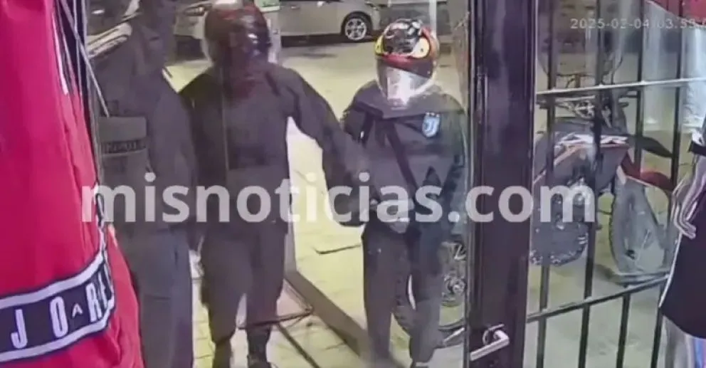 En las imágenes se ve a tres personas ingresando y a un cuarto haciendo de campana en la vereda. Foto (Gentileza)