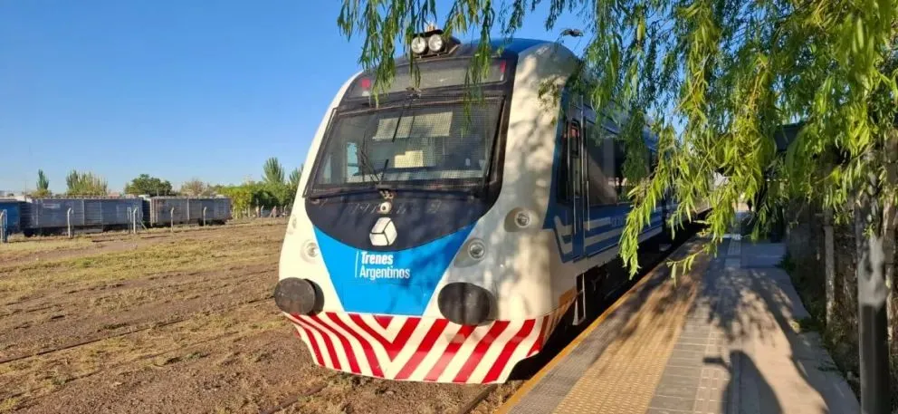 El tren de pasajeros no funcionaba desde enero 2022, por el momento tendrá dos frecuencias a la mañana y dos a la tarde. | Foto (Cipo360)