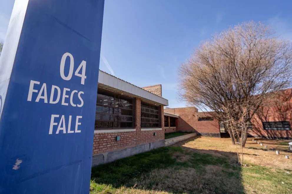 En las dos facultades de Roca se registraron problemas con los salarios. Foto ARN