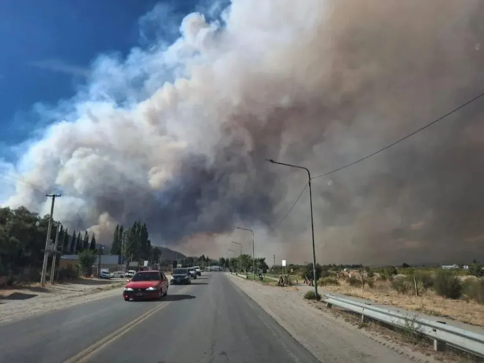 Así se ven las llamas desde la ruta. Foto (gentileza)