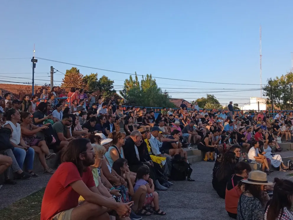 Una vez más los roquenses mostraron su solidaridad, esta vez con El Bolsón. Foto (Sofi Agüero ANR)