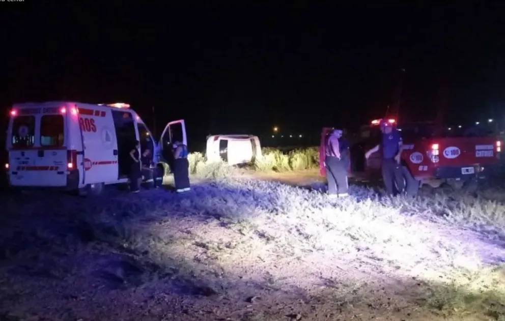 Luego de un raid a alta velocidad, el menor emprendió un recorrido por el Acceso Sur y terminó volcando. Foto (gentileza Miguel Suárez)
