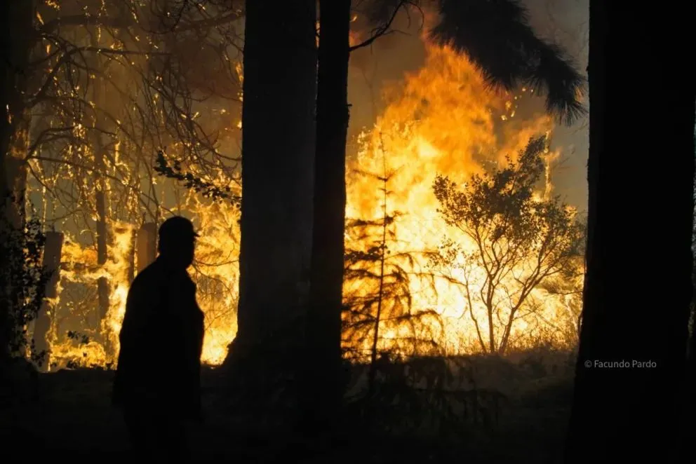 No fue suficiente la cantidad de agua que cayó pero todo suma para combatir el incendio. Foto (Facundo Pardo).