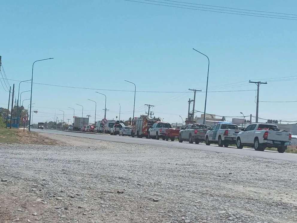 Bomberos Voluntarios de Cañuelas viajaba por la Ruta 22 en dirección a El Bolsón. (Foto gentileza Estefania Velasquez)