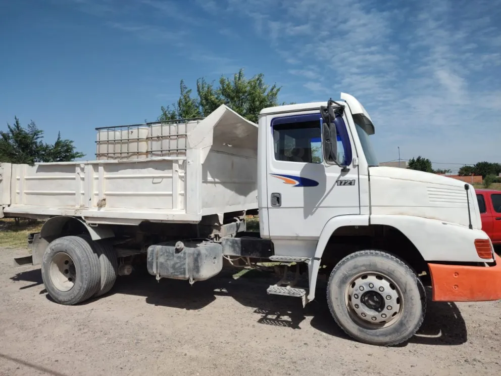 El camión viaja cargado con bidones de agua de 200 y de 1.000 litros. (Foto gentileza)