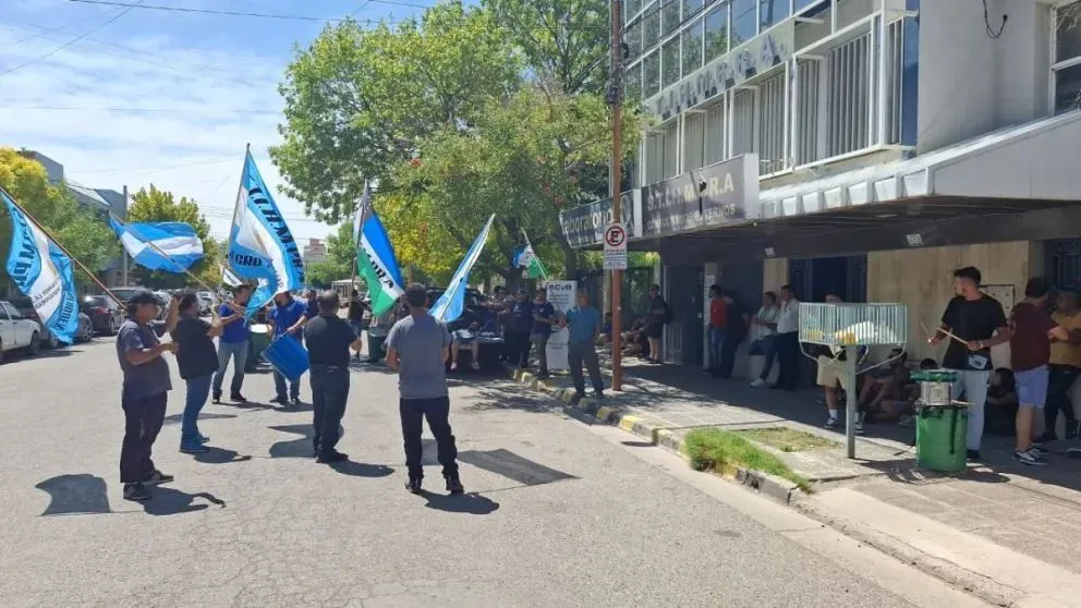 El sindicato reclama que el incremento salarial se aplique en forma retroactiva a partir de enero.
