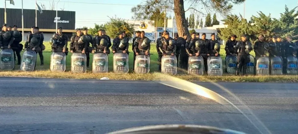 Los efectivos de Gendarmería Nacional, vestidos con el uniforme anti tumulto, se ubicaron sobre la rotonda de las rutas 22 y 151, cerca de los puentes carreteros. Foto: Gentileza.