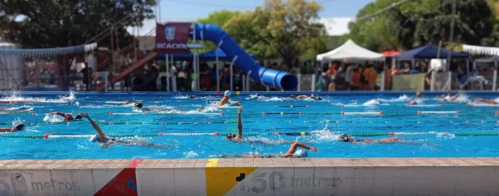 Nueve clubes de distintas ciudades de Río Negro y más de 200 nadadores participan del Provincial de Natación. (Foto Celeste Cerezuela)