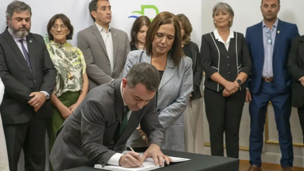 El mandatario tomó juramento al ministro Milton Dumrauf. Foto (Prensa Provincia).