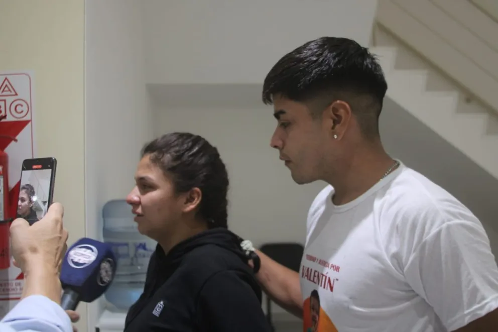 La mamá y el papá de Valentín piden condena para el anestesista, a quien ellos señalan como responsable de la muerte del menor. Foto (Tania Domenicucci-ANR)