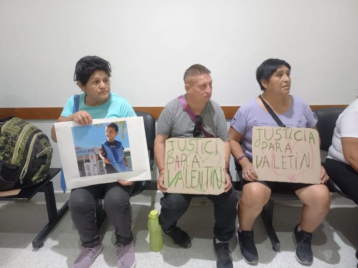 En Tribunales, familiares de Valent&iacute;n piden justicia