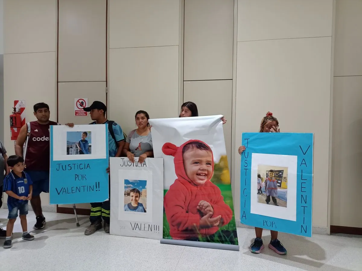 Con pancartas, exigieron justicia por Valent&iacute;n.