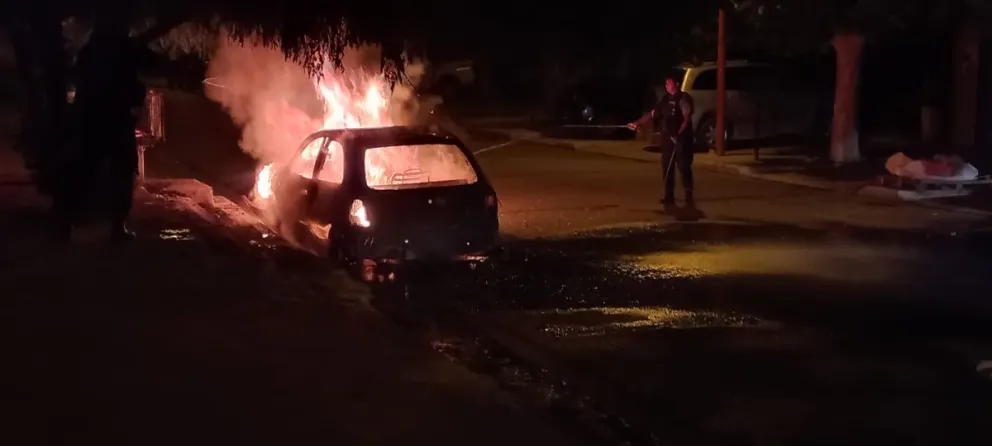 Un auto resultó destruido como consecuencia de un incendio intencional. Foto (ANR).