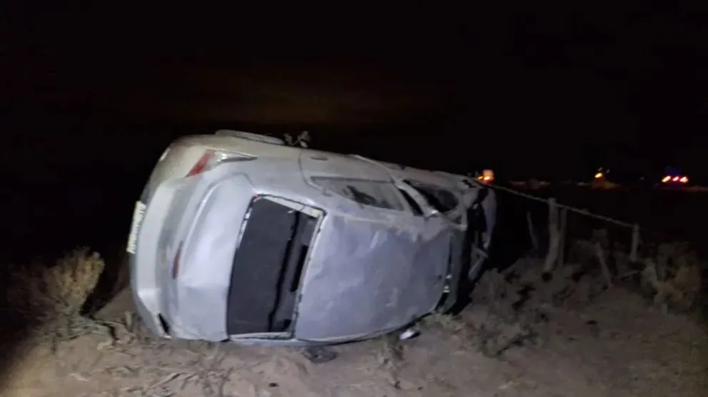 El vehículo fue hallado a la madrugada por dos automovilistas que regresaban a General Roca. Foto (gentileza).