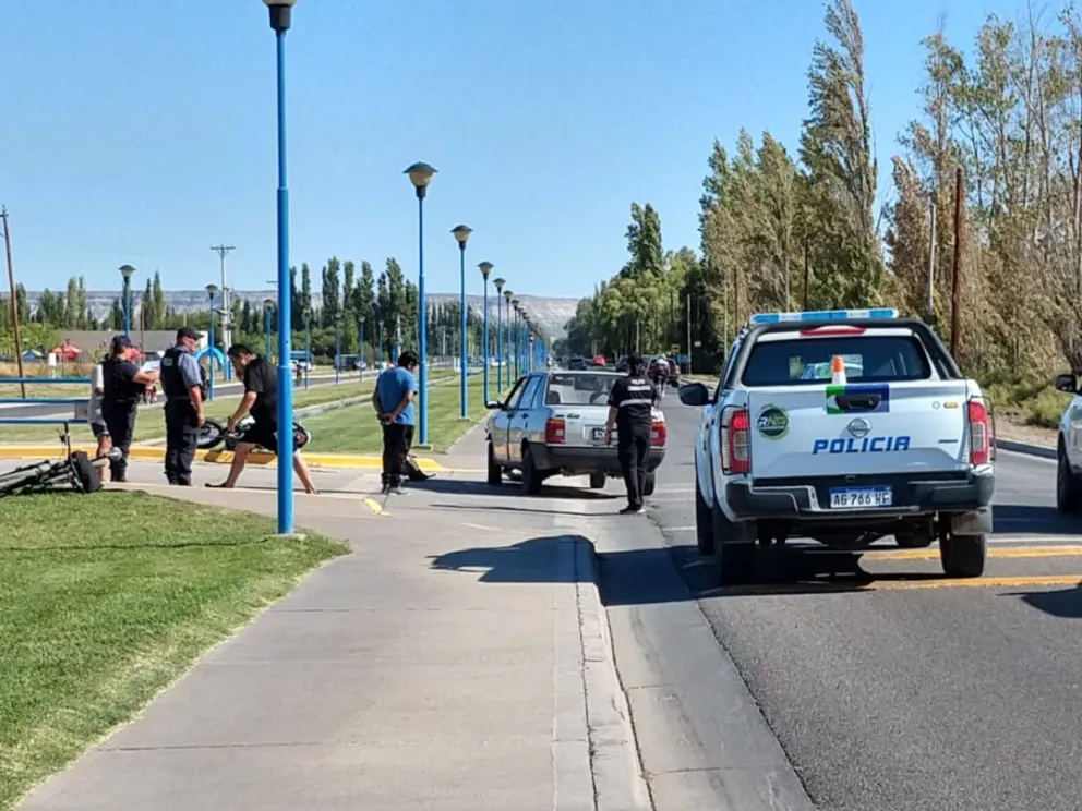 Una vecina que pasaba por el lugar asistió al motociclista mientras llegaba la ambulancia. (Foto ANRoca)
