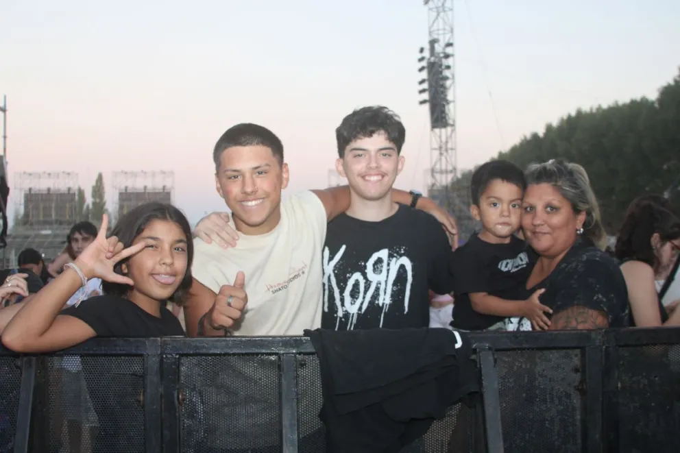 Con amigos, en pareja o en familia, miles de valletanos se acercaron a disfrutar de la primera noche de la Fiesta. Foto (Tania Domenicucci-ANR)