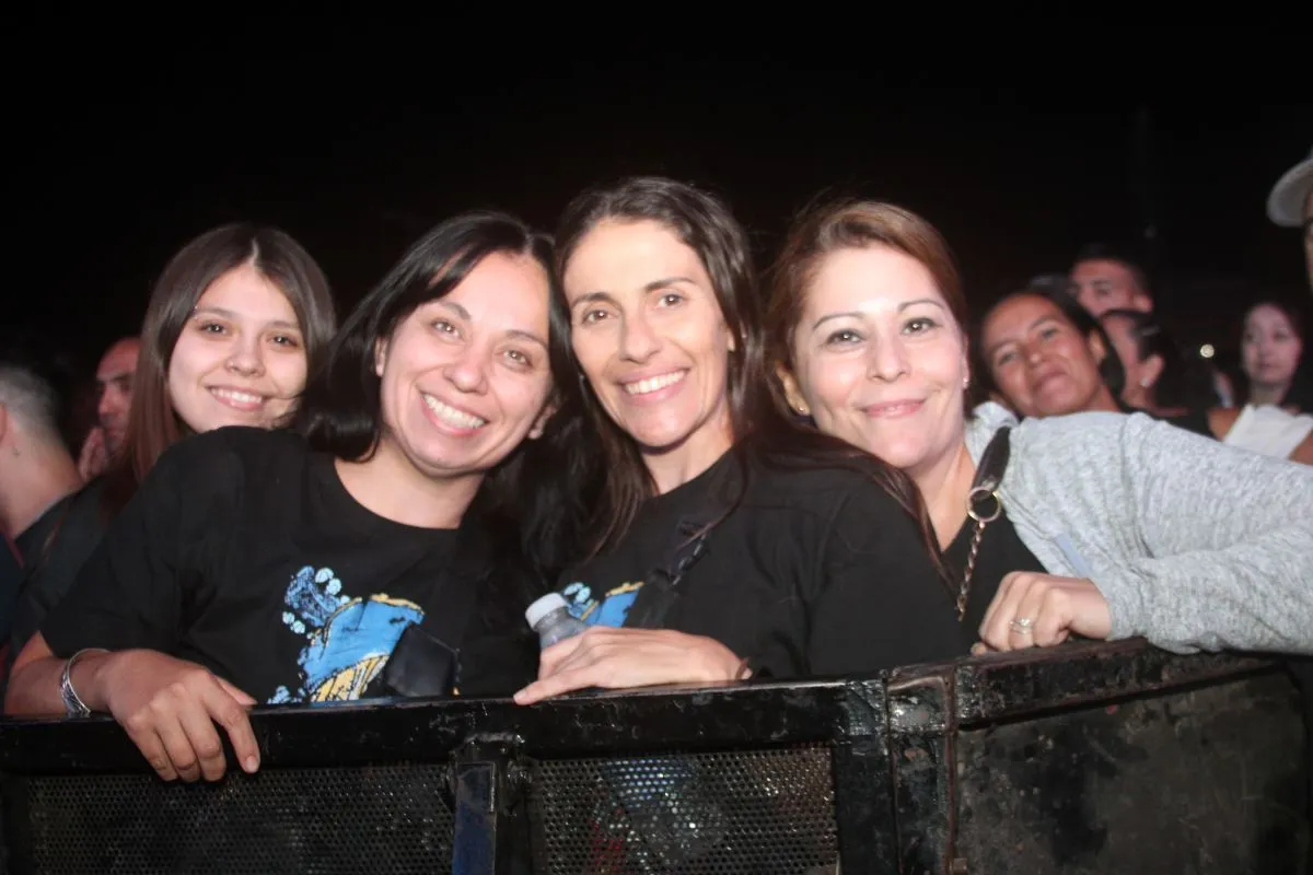 Los grupos de amigos y amigas disfrutaron de los shows musicales. Foto (Tania Domenicucci-ANR).