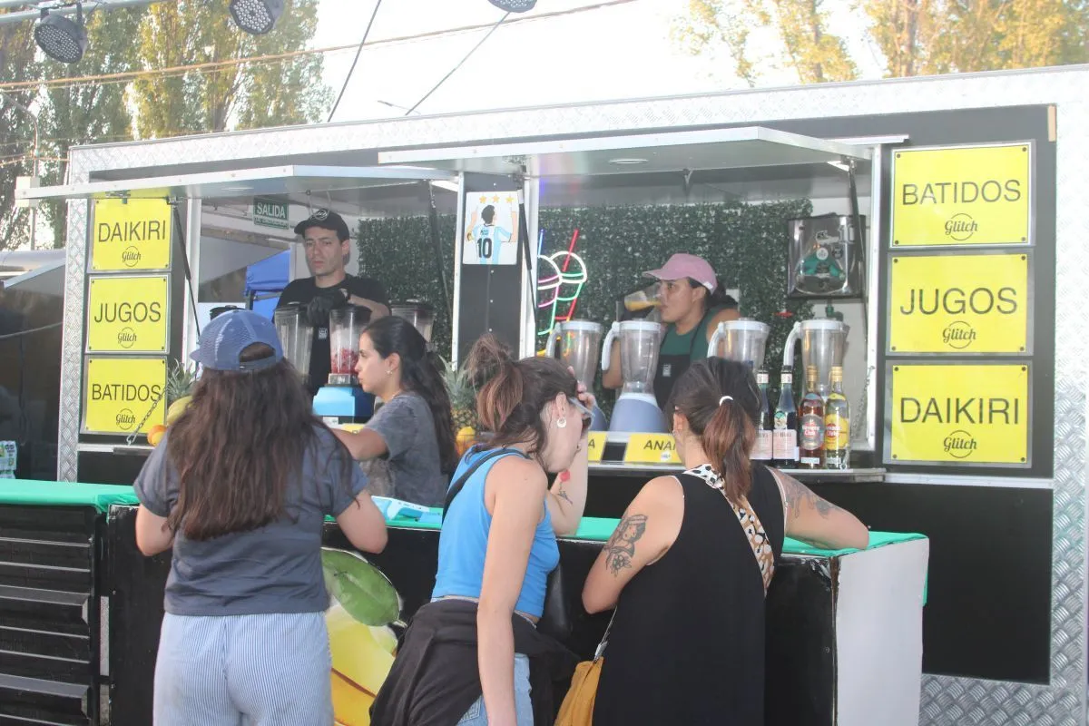 Los locales de comida con distintas propuestas dijeron presente. Foto (Tania Domenicucci-ANR).