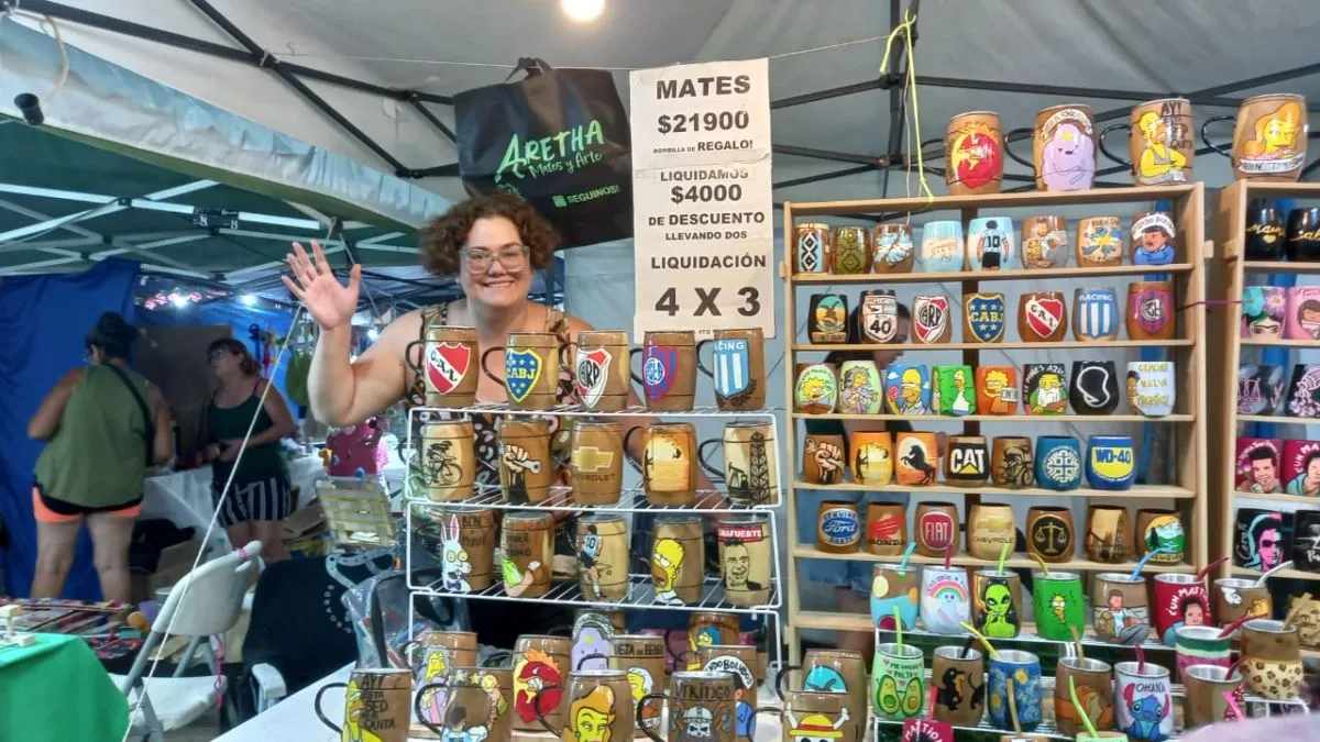 Melisa, emprendedora que realiza mates de algarrobo pintados a mano. Foto (Sofia Ag&uuml;ero-ANR)