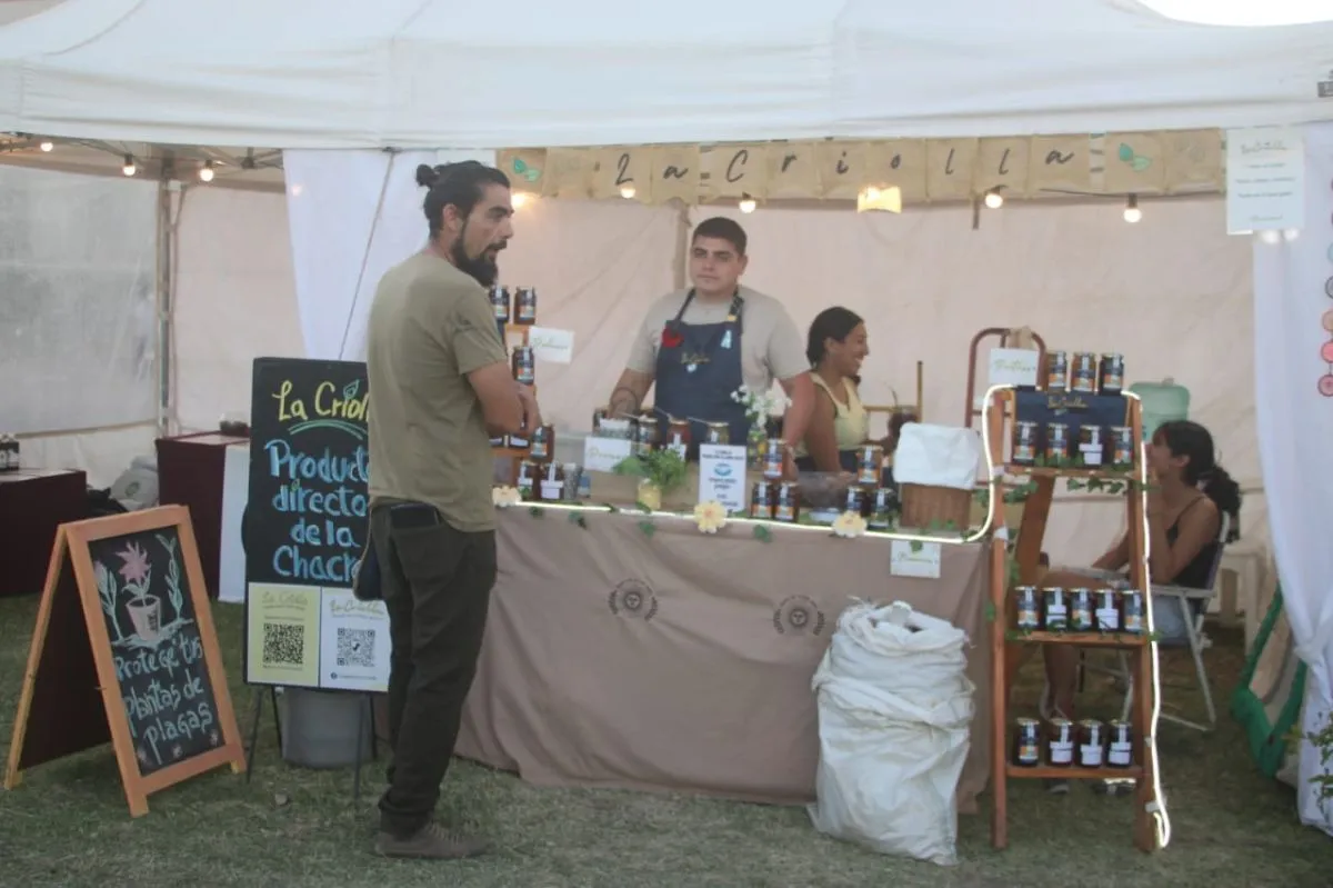 La Criolla, productos directos de la chacra, vende envasados, jamones y quesos, entre otros productos. Foto (Tania Domenicucci-ANR).