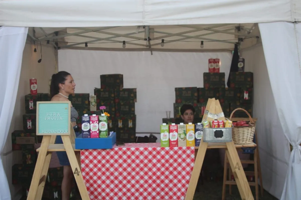 Jugos de elaboraci&oacute;n artesanal producidos con manzanas y peras, elaborados en la zona. Foto (Tania Domenicucci-ANR).