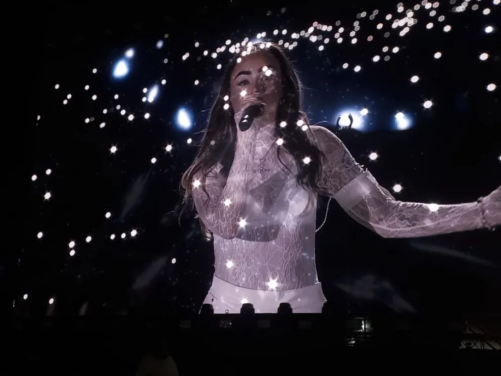 Nicki Nicole interactuó con su público, bajó del escenario y saludó. Luego se presentó Luck Ra. Foto (Tania Domenicucci-ANR).