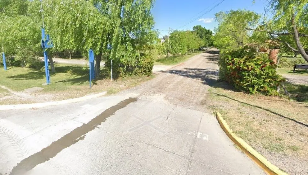 Ingreso al barrio Pino Azul II sobre el paseo del Bicentenario (Captura de Google Maps).