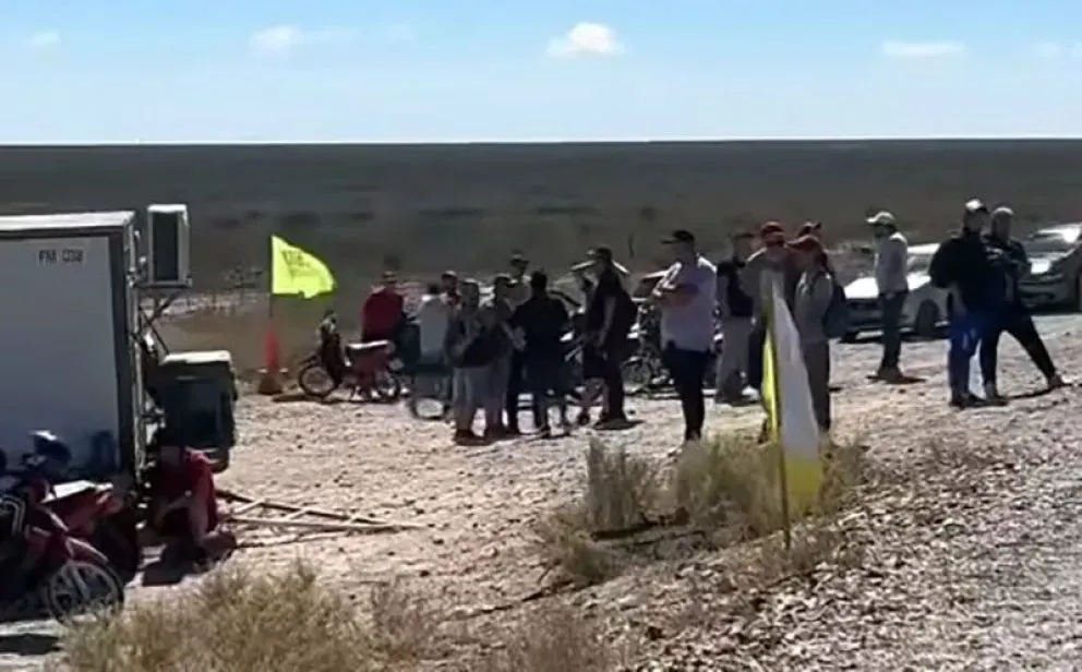 No hubo acuerdo y se mantiene la protesta en el ingreso al obrador en Chichinales. (Foto gentileza)
