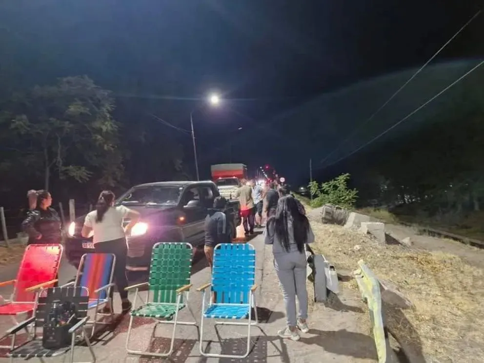Los padres de la escuela 105, de Vista Alegre Norte, protagonizan un corte en dique. Exigen la terminación de la obra de refacción. Foto (Gentileza).