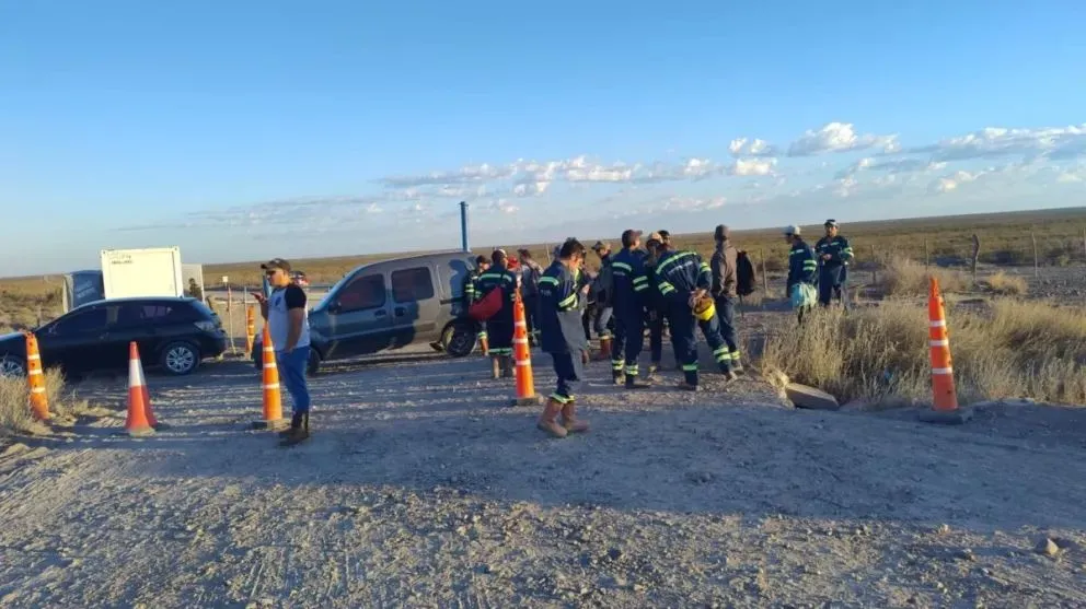 La protesta de los trabajadores, que no interrumpe el tránsito en la Ruta 22, fue acompañada por los intendentes. Foto (Gentileza).