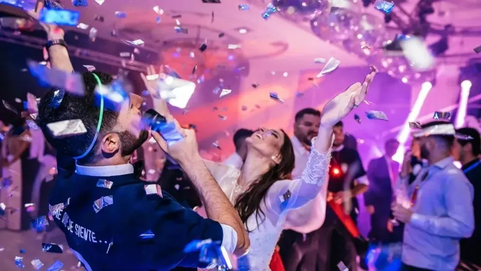 De la alegría al escrache. Al terminar la fiesta, los recién casados reclamaron al responsable del catering y luego esas imágenes se viralizaron. Ahora, los demandan por la afectación de derechos. Foto (Ilustrativa de archivo).