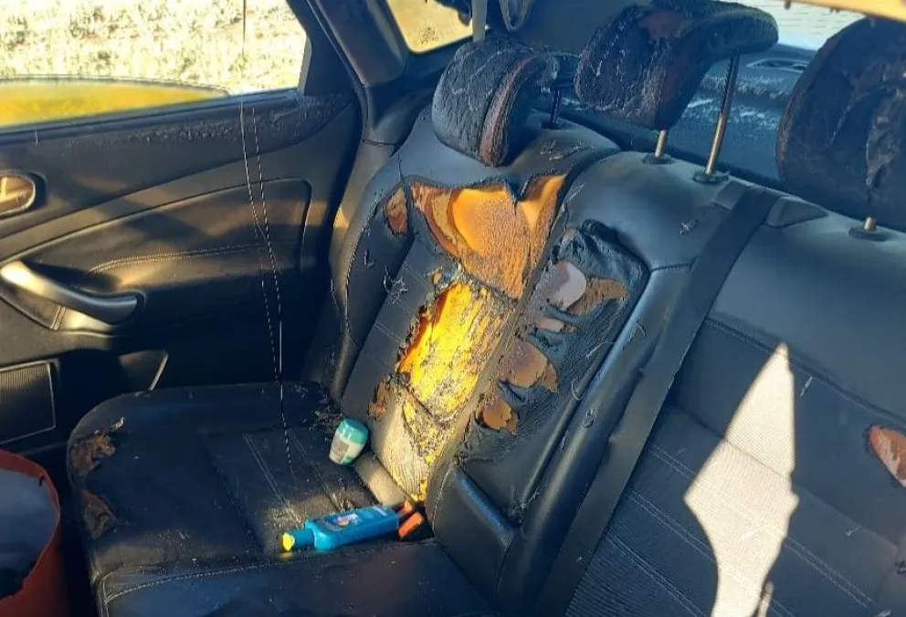 Un Ford Mondeo, color gris estacionado en la banquina sur. (Foto ANRoca)