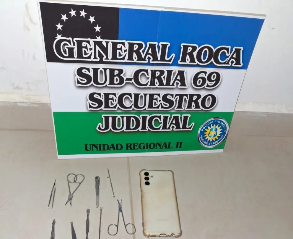 El hombre detenido tenía un teléfono celular que había sustraído de la casa. Foto (Gentileza).
