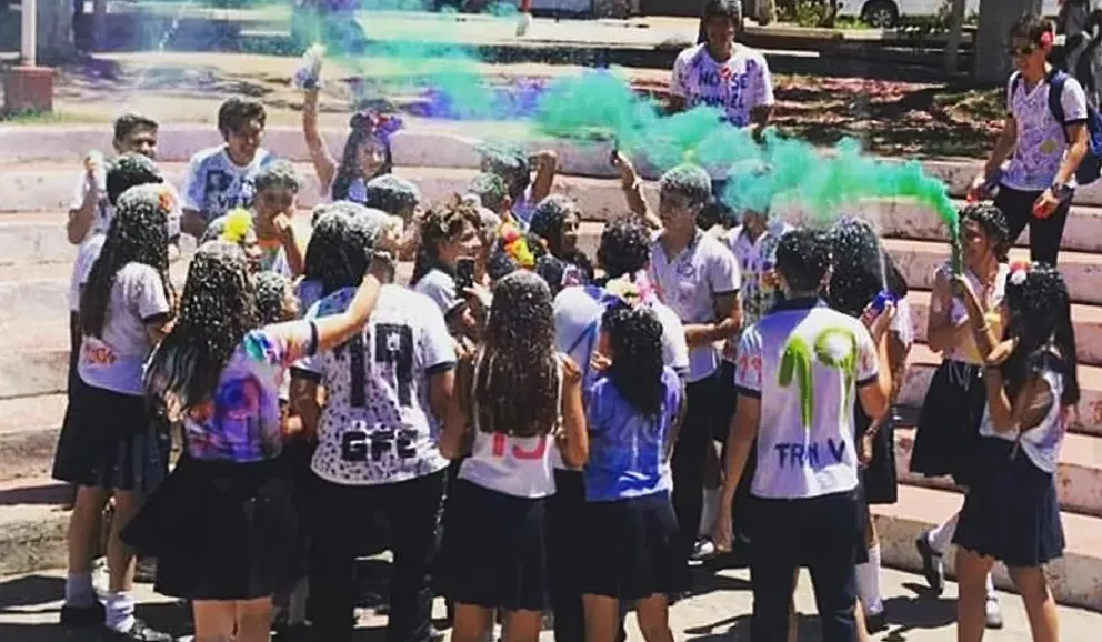 Se trata de un ritual en donde los jóvenes festejan el inicio del último año escolar.