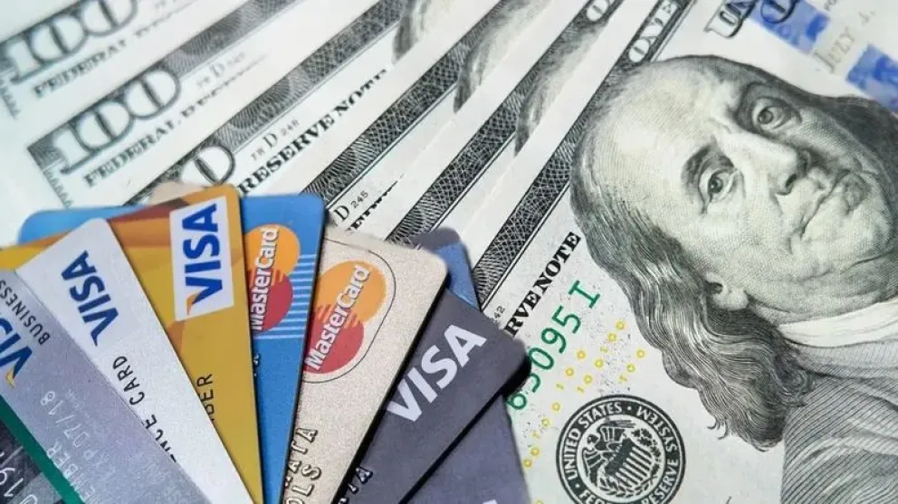 Consumos en dólares con tarjetas de crédito.
