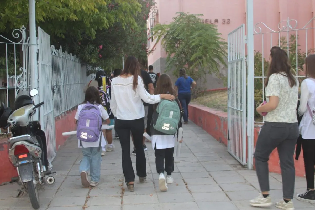 Todos los niveles de las escuelas p&uacute;blicas iniciaron este mi&eacute;rcoles. En la imagen, la Escuela 32. Foto (Tania Domenicucci-ANR)