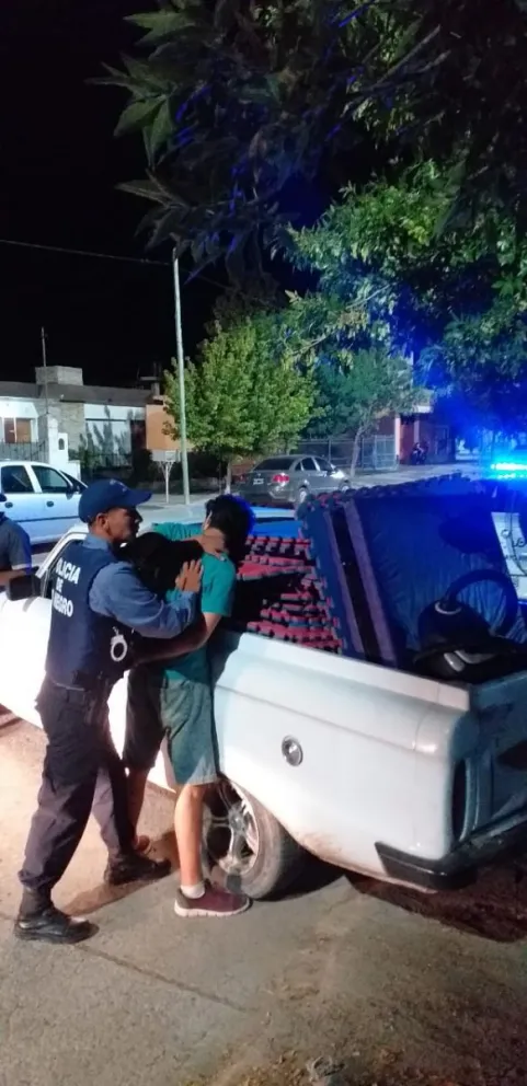 El conductor de la camioneta donde cargaron todo el material dijo que había sido contratado para hacer un flete. Foto (Gentileza).