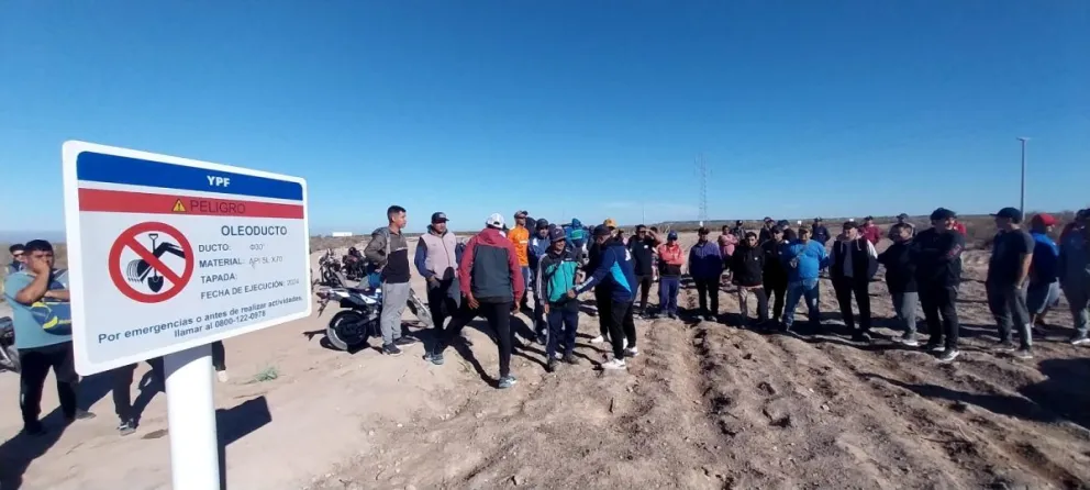 Los desocupados están en el ingreso a los obradores de la empresa AESA. 