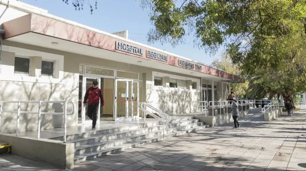 La lluvia continua en Bahía por lo que la situación sigue siendo critica. El hospital de Viedma se convierte en una opción para colaborar. 