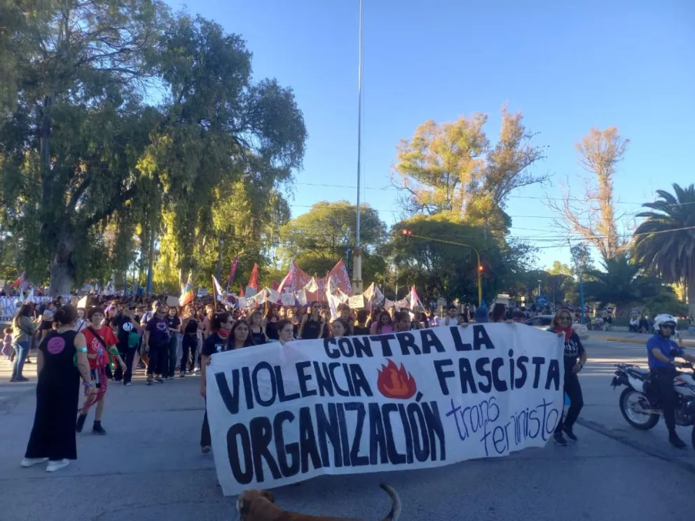 Cientos de mujeres participan de la convocatoria del 8 M en Roca. 