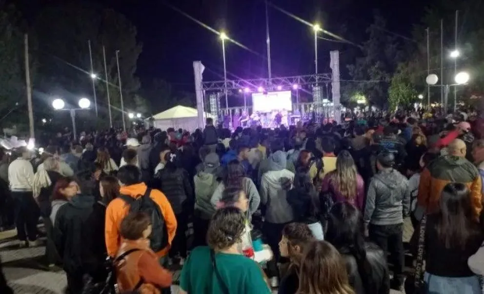 Hasta esta madrugada el público acompañó y apoyó a los artistas locales.