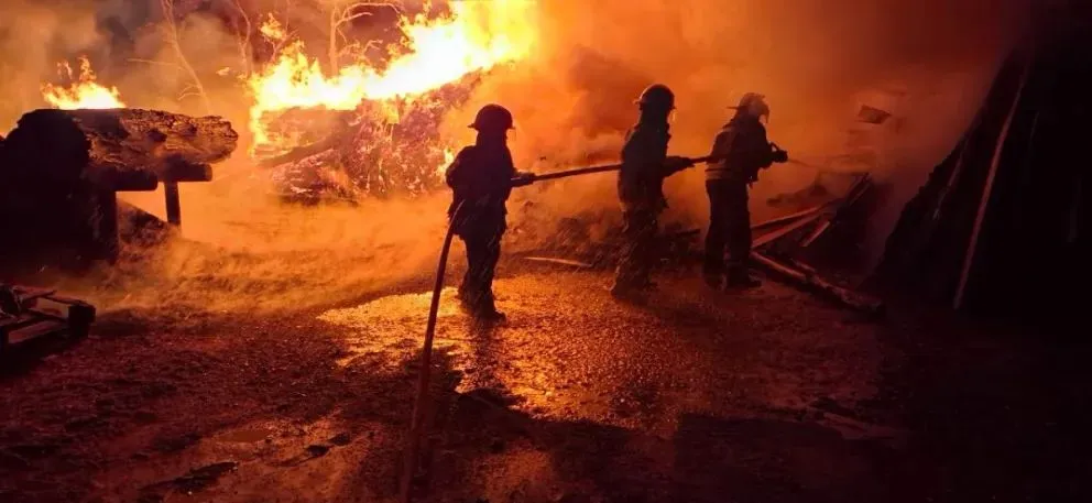 El incendio comenzó a las 4 y los siete dotaciones siguen trabajando en el lugar. Foto (Gentileza).