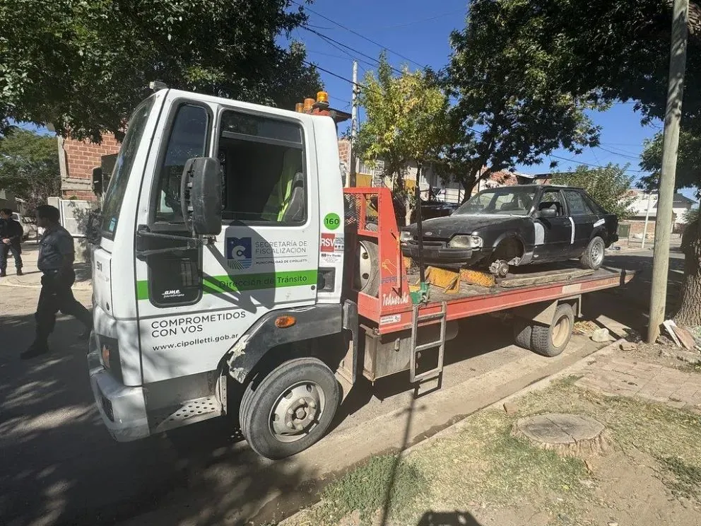 Un Ford Escort al que le faltaban ruedas fue secuestrado hoy. 