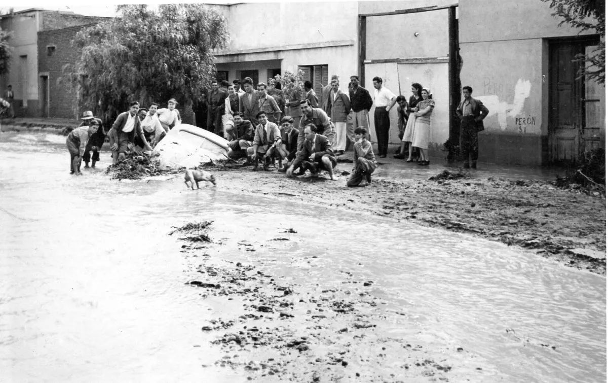 Un auto tapado por los productos de la inundaci&oacute;n. Foto (Grupo de Facebook Roca es de Todos Participa)