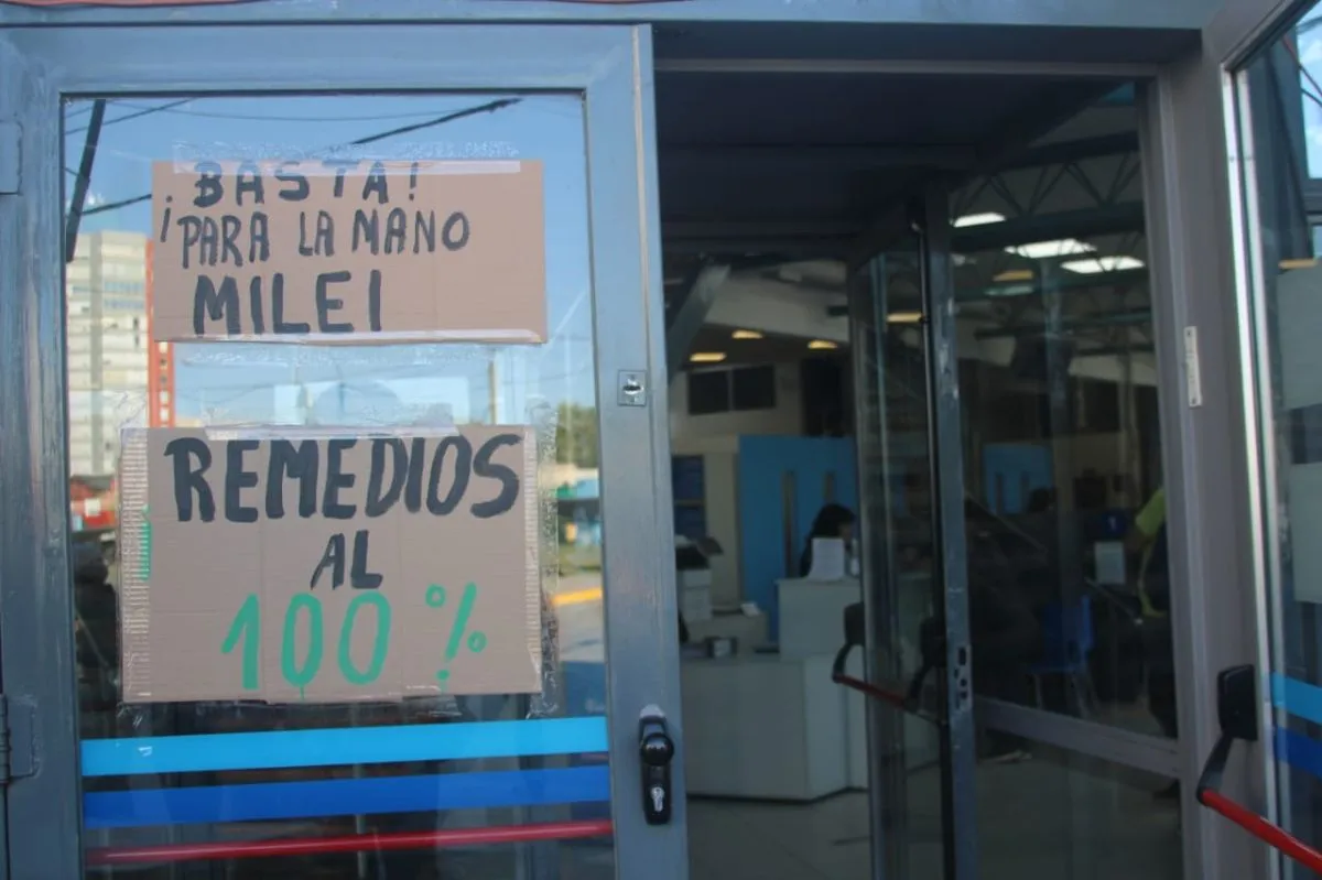 Protesta en la puerta del Pami. Foto: (Tania Tania Domenicucci - ANR)