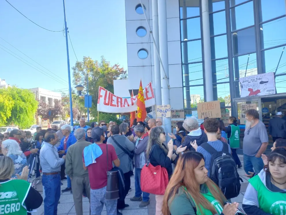 Los jubilados estuvieron acompaños por distintas organizaciones sociales, gremiales y estudiantiles. (Foto: Tania Domenicucci - ANR)