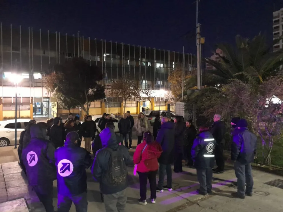 Se realizaron asambleas afuera del edificio municipal para analizar las propuestas. 