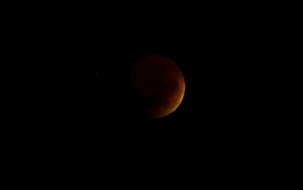 La Luna de sangre o roja se apreció en su esplendor a la madrugada. Fotos (Tania Domenicucci-ANR).