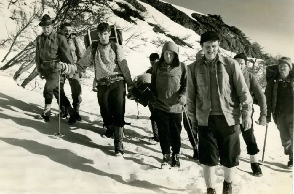 No se pudo precisar, pero probablemente este fuera el grupo de la CAX que ubicó el cadáver porque no hubo otro rescate en cerro López ese verano. En el centro con capucha, Vojko Arko. Foto (Gentileza  Toncek Arko).
