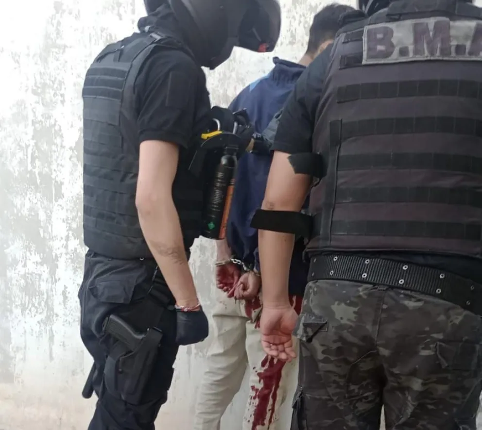 El ladrón terminó con un corte en la mano.